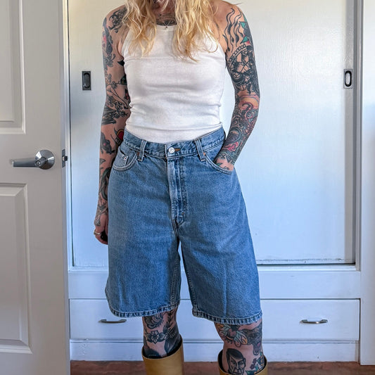 Vintage Y2K Levi’s 550 denim shorts
