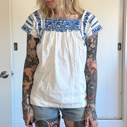 Vintage 1960s White and blue embroidered blouse with ruffle sleeves