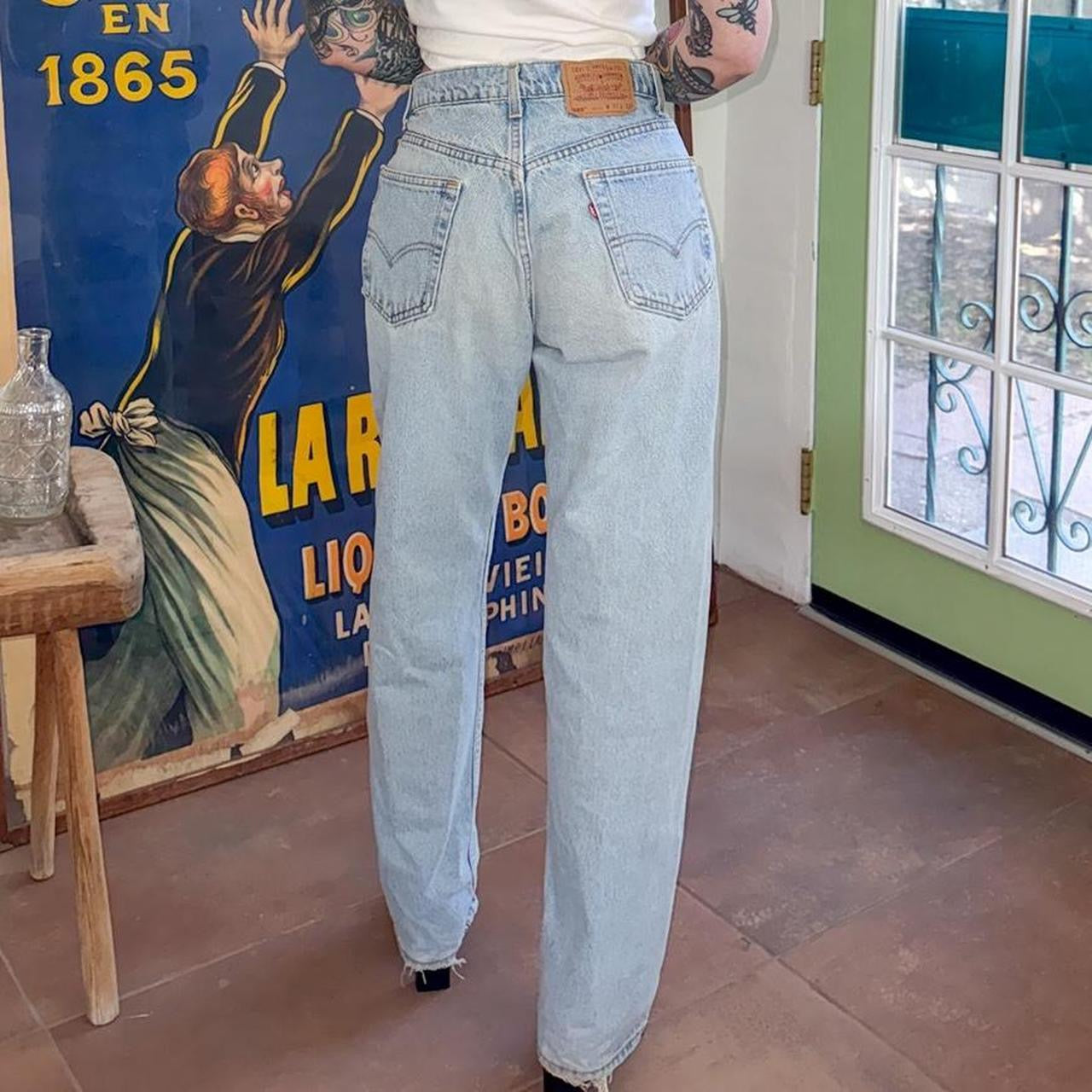 Vintage 1990s 565 Levi’s wide leg loose fit medium wash jeans