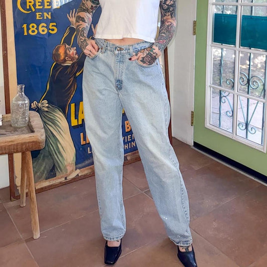 Vintage 1990s 565 Levi’s wide leg loose fit medium wash jeans