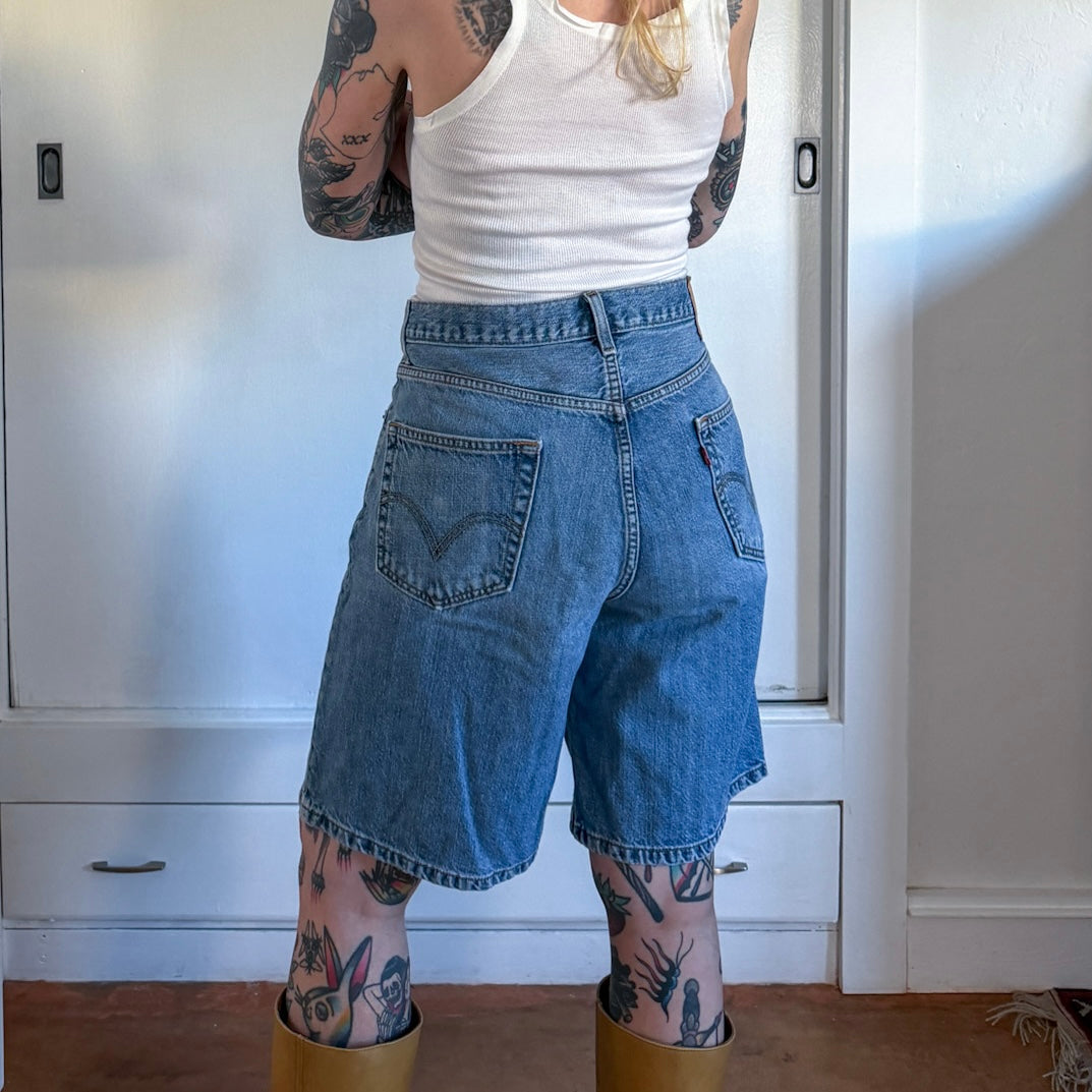 Vintage Y2K Levi’s 550 denim shorts