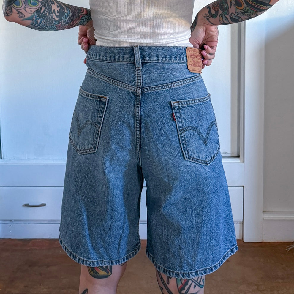 Vintage Y2K Levi’s 550 denim shorts