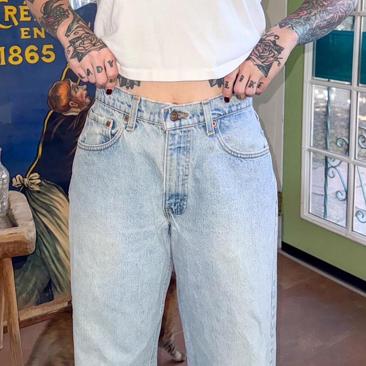 Vintage 1990s 565 Levi’s wide leg loose fit medium wash jeans