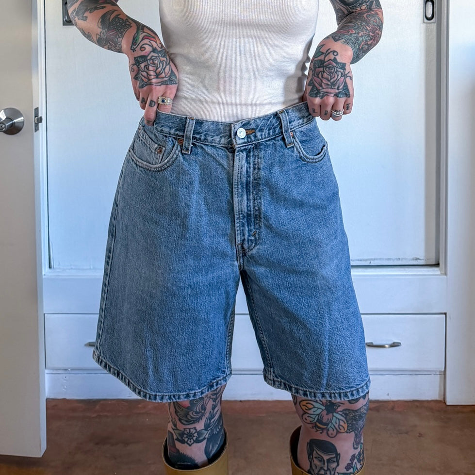 Vintage Y2K Levi’s 550 denim shorts