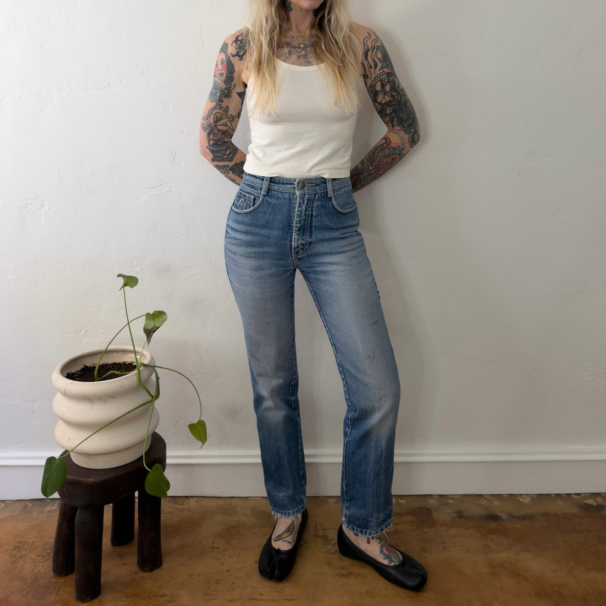Vintage Jordache High Waisted Straight Leg Jeans Medium Wash Blue Denim 27 Waist