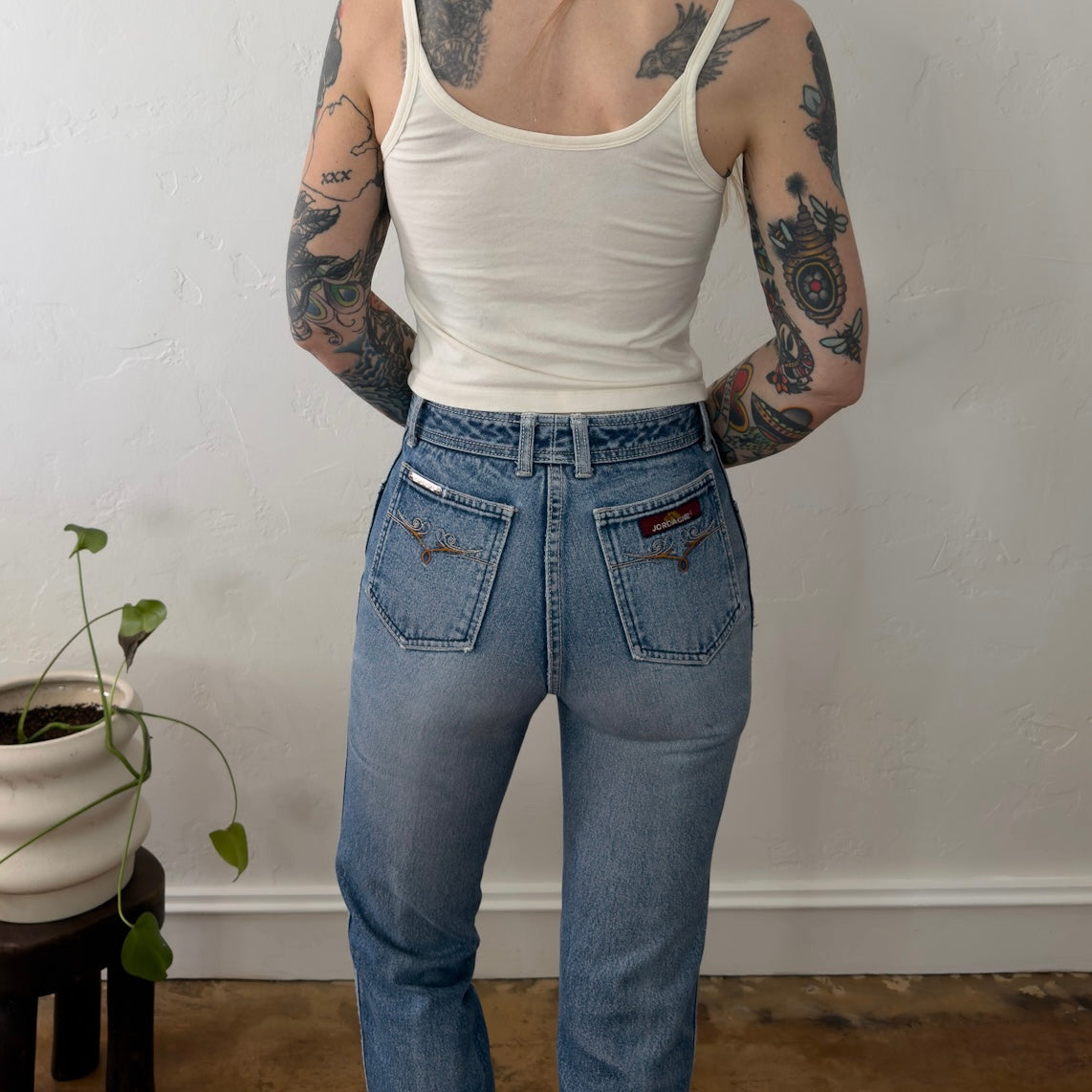 Vintage Jordache High Waisted Straight Leg Jeans Medium Wash Blue Denim 27 Waist