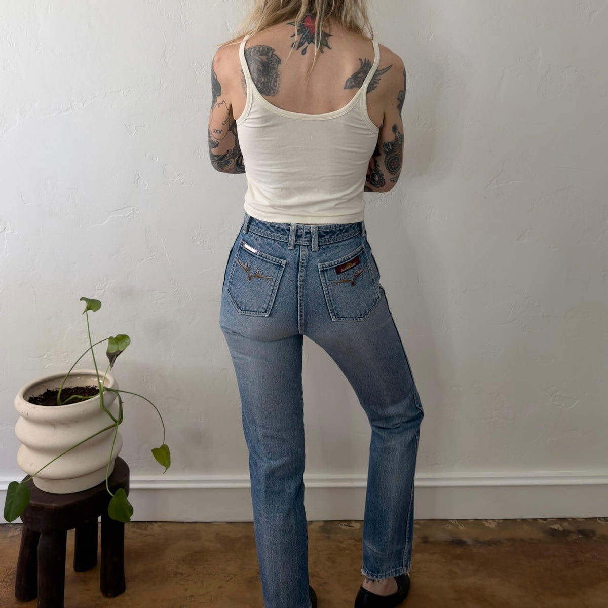 Vintage Jordache High Waisted Straight Leg Jeans Medium Wash Blue Denim 27 Waist